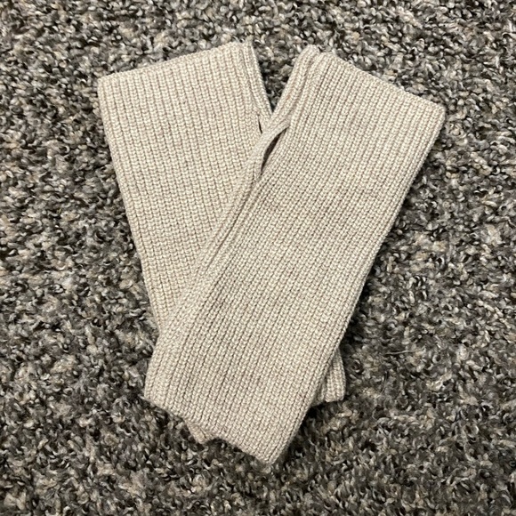 H&M Accessories - cute hand warmers with thumb hole